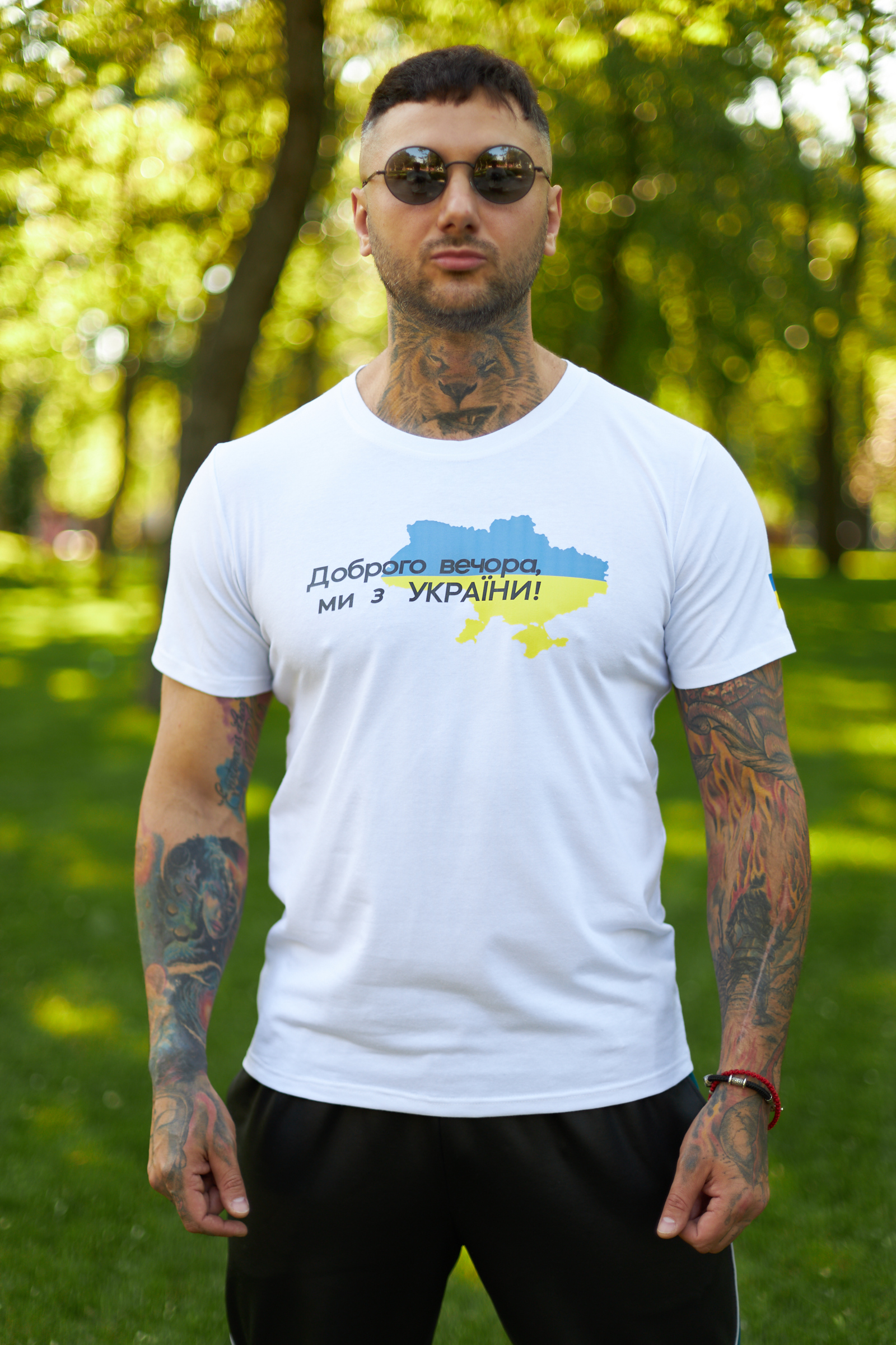 Футболка Біла з принтом Доброго Вечора ми з України